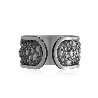 Memento Mori Skull Field Band Ring