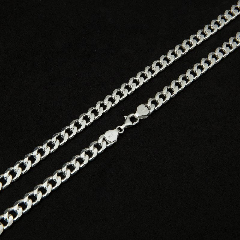 Curb Chain Necklace closer look